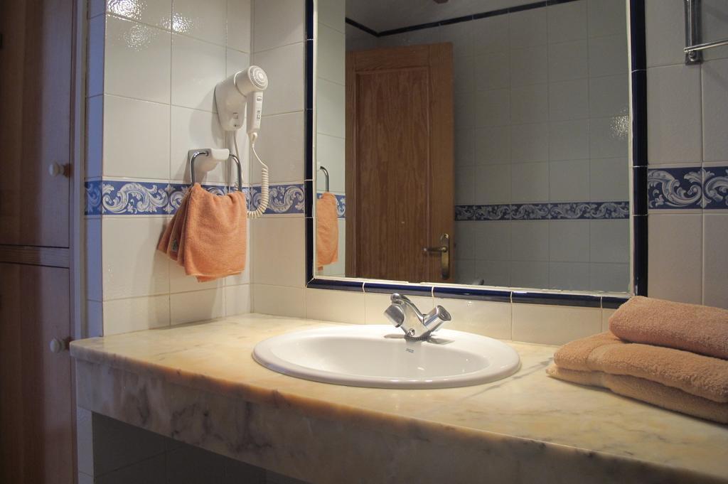 Astbury Apartments Ses Basses Es Calo  Bagian luar foto